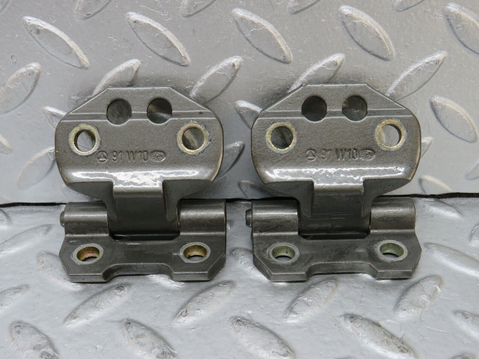 35305 Mercedes-Benz W124 Front Door Hinge Pair