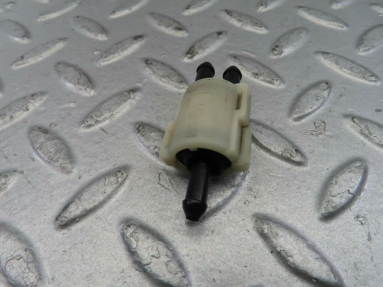 10379 Mercedes-Benz W201 190E Windscreen Washer Fluid Distributor