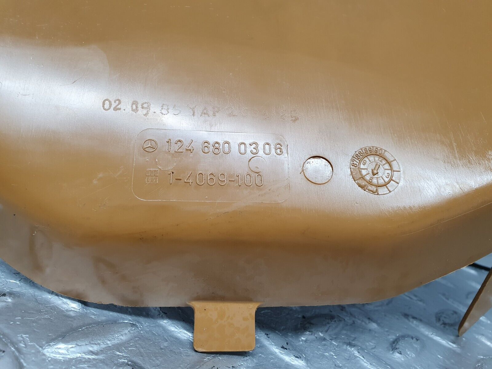 41385 Mercedes-Benz W124 200E Front Right Kick Panel Palomino 1246800306