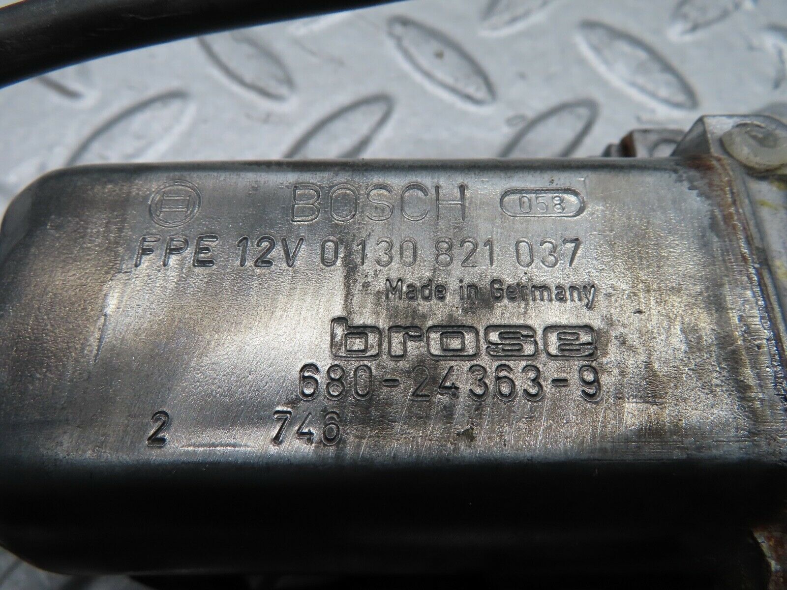 21441 Mercedes-Benz W126 300SE Rear Left Window Regulator Motor 0130821037