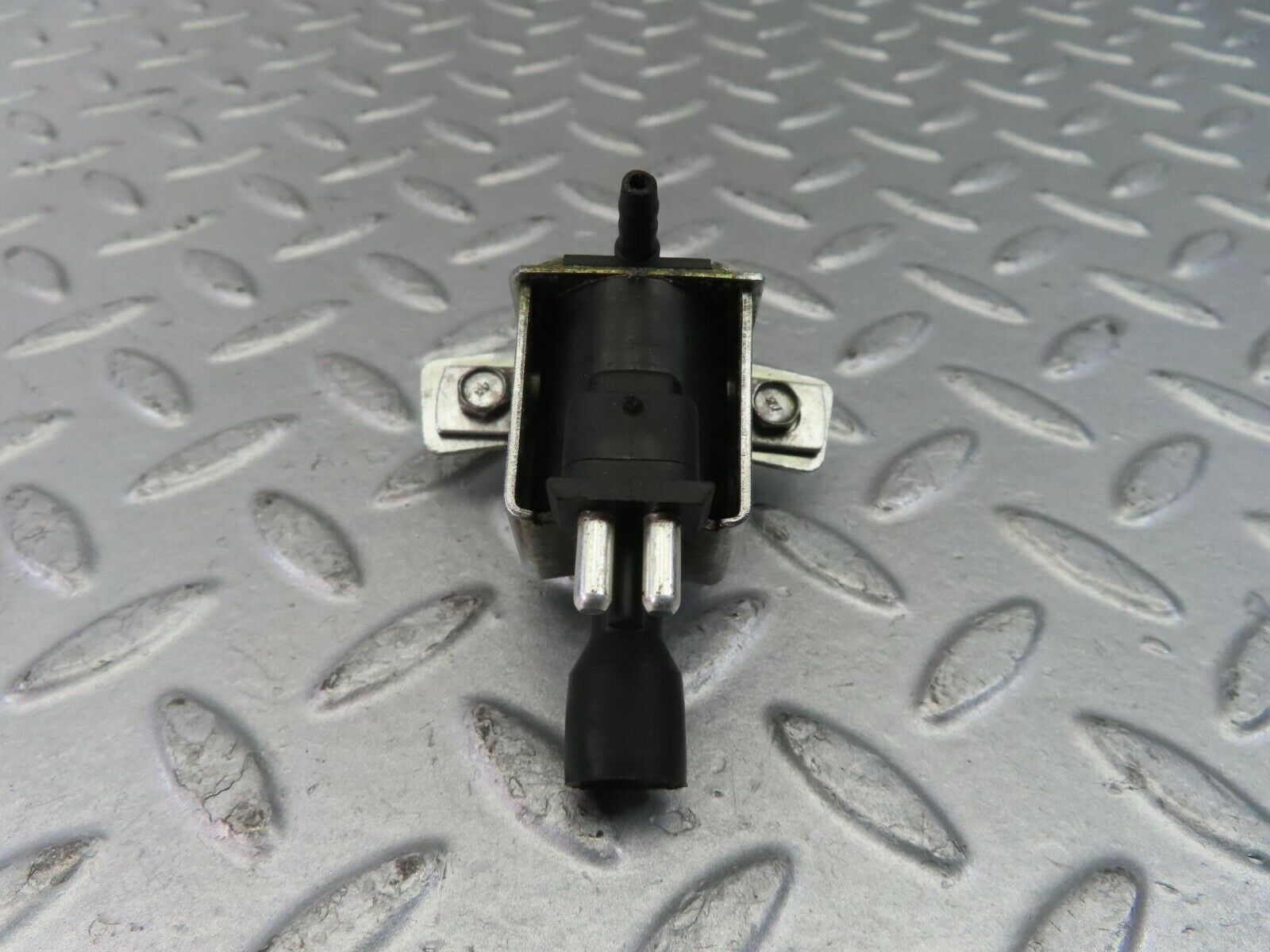 10393 Mercedes-Benz W201 190E Vacuum Control Valve Pierburg 0015407097