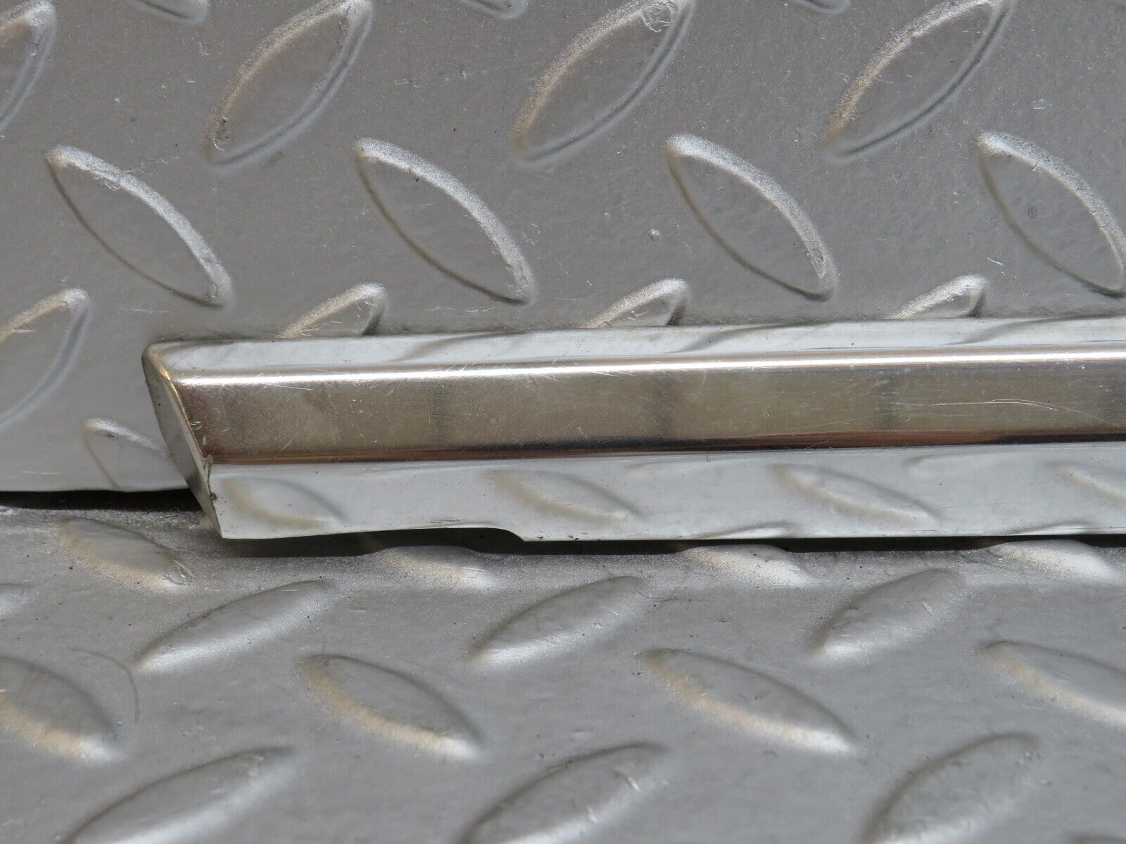 36295 Mercedes-Benz W126 420SE Rear Left Door Chrome Moulding Trim