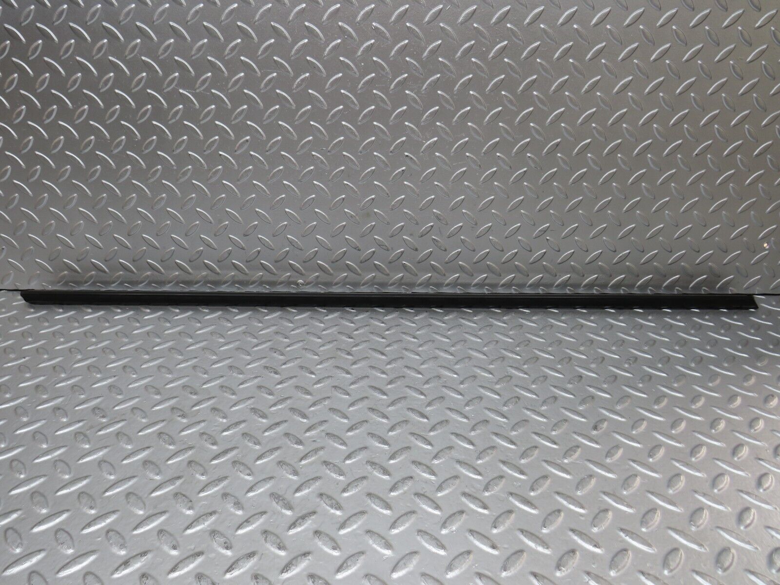 27894 Mercedes-Benz W123 280E Front Right Door Centre Moulding Trim