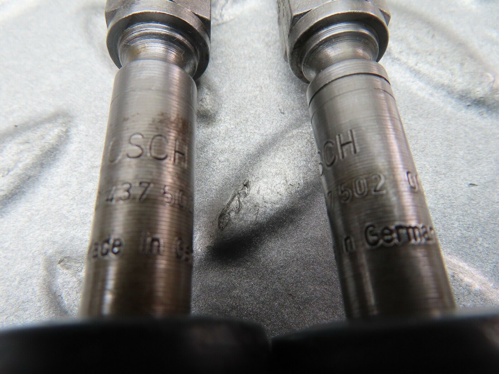 16950 Mercedes-Benz C123 280CE Coupe 2x Fuel Injectors Bosch 0437502010