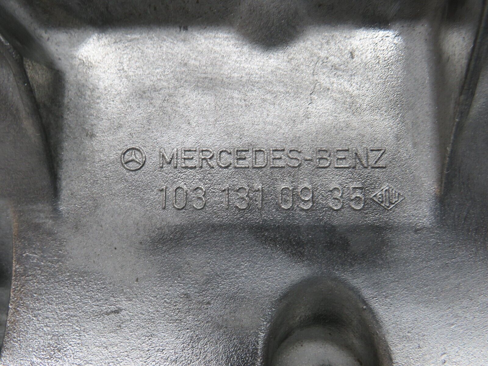 38647 Mercedes-Benz R129 280SL Coupe Power Steering Pump Bracket 1031310935