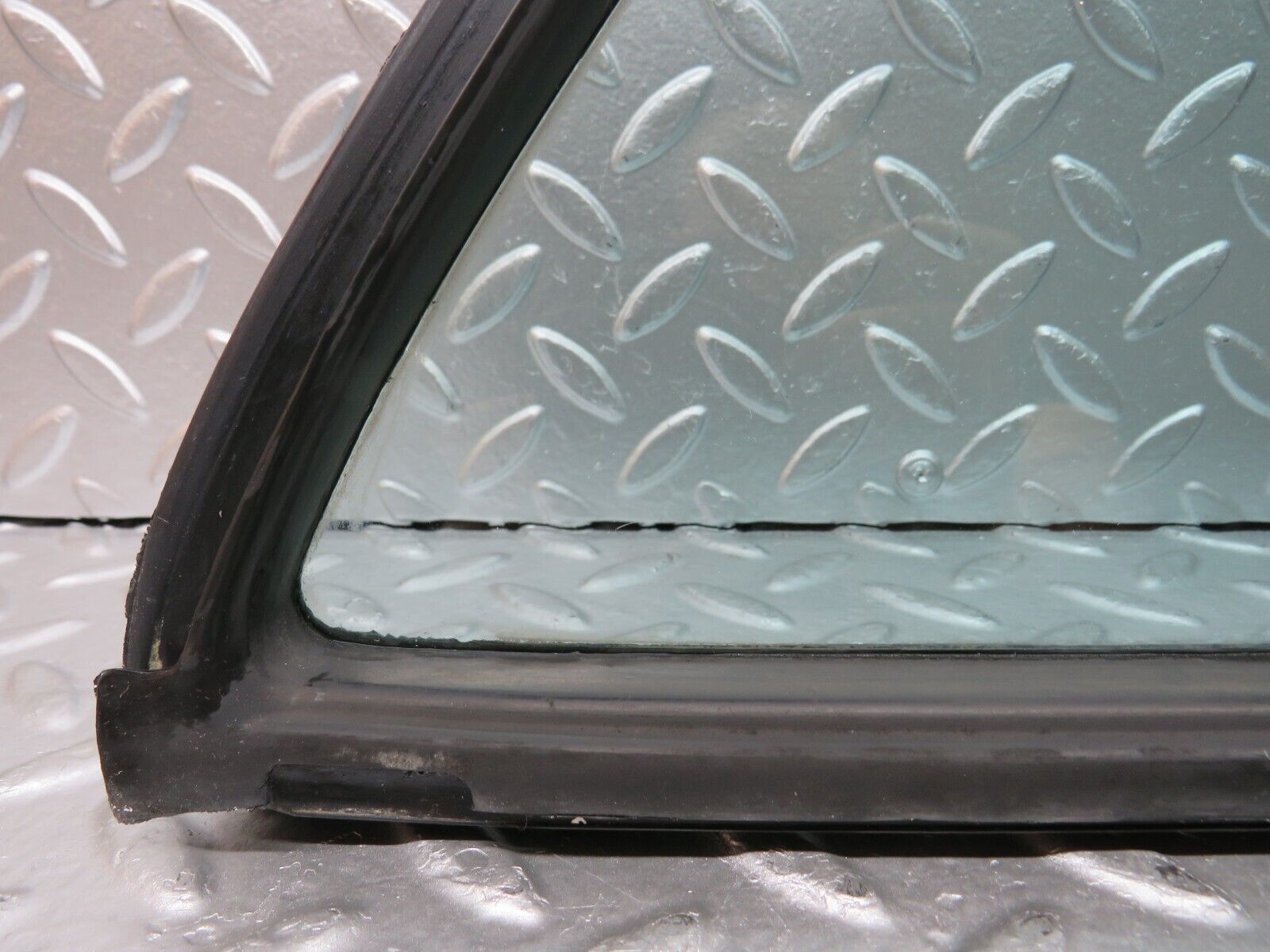 26830 Mercedes-Benz W123 240D Rear Right Quarter Glass