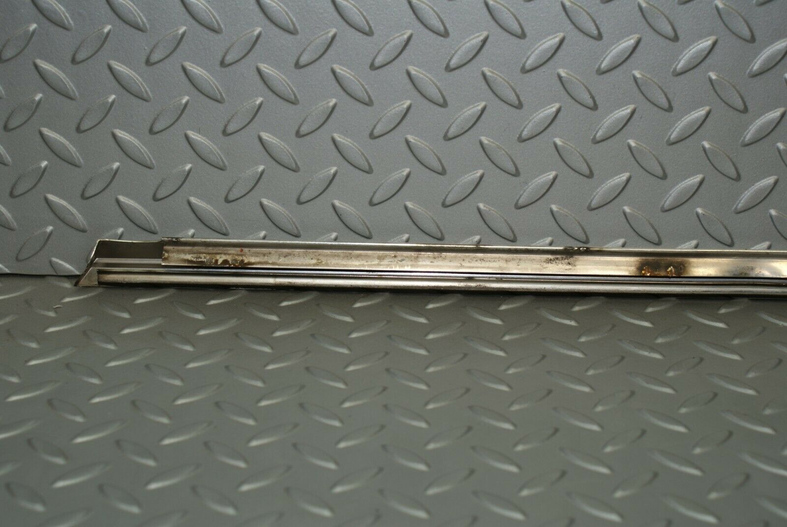 3124 Mercedes-Benz W115 220D Front Right Door Chrome Moulding Trim