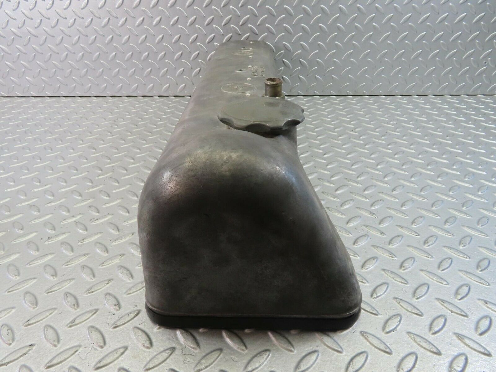 10197 Mercedes-Benz W111 220SE Cylinder Head Valve Cover 1800161305