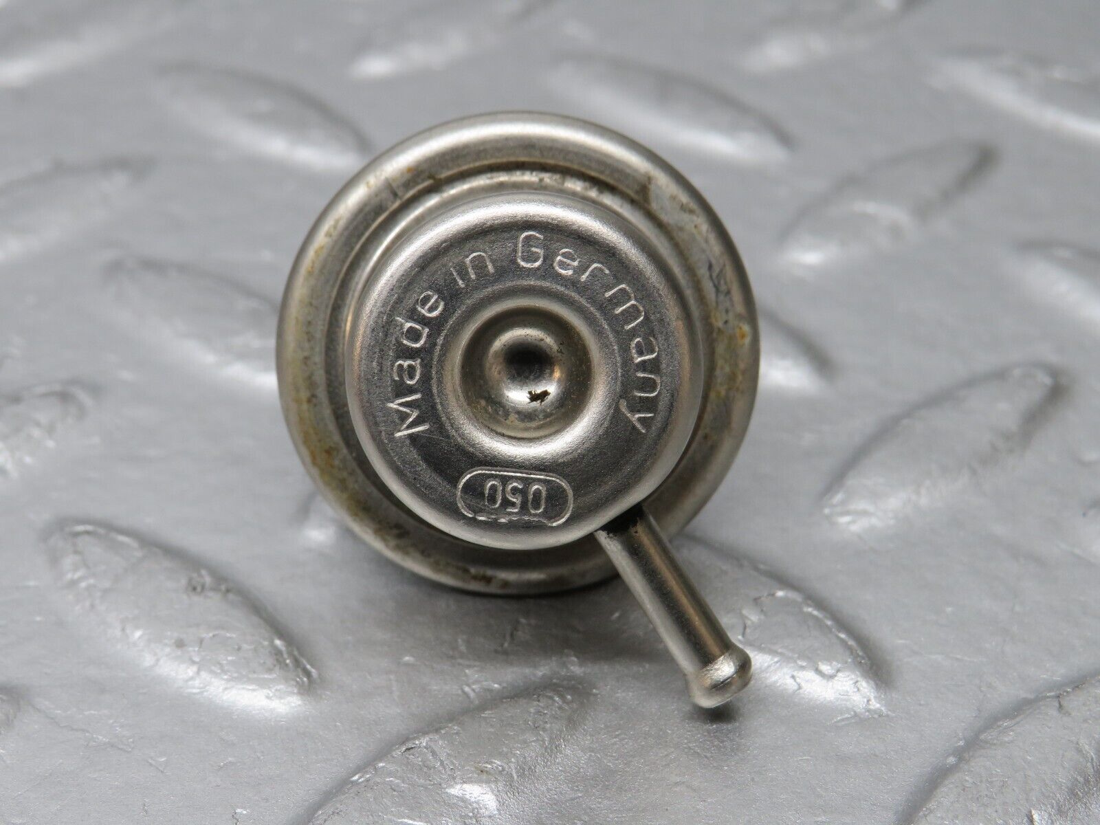 38567 Mercedes-Benz R129 280SL Coupe Fuel Pressure Regulator Bosch 0000781489