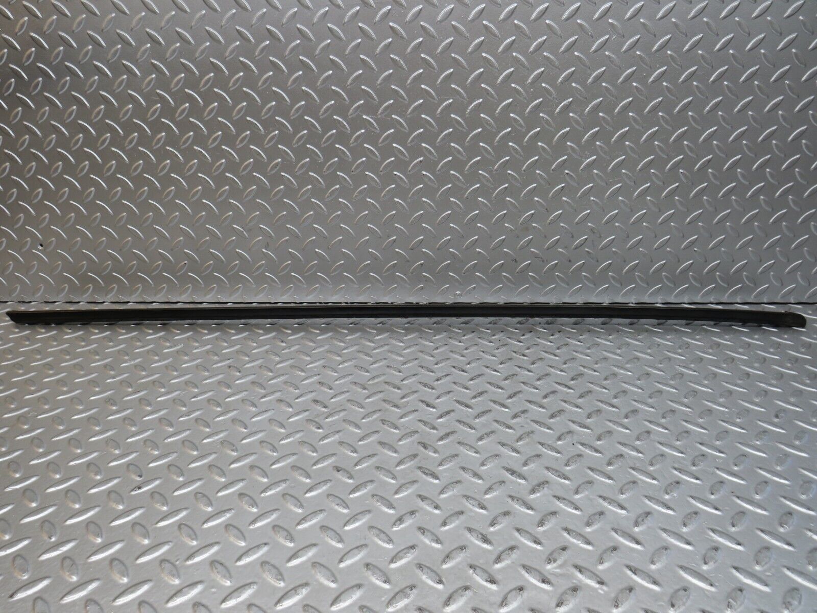 28233 Mercedes-Benz S123 240D Wagon Front Right Fender Wing Centre Moulding Trim