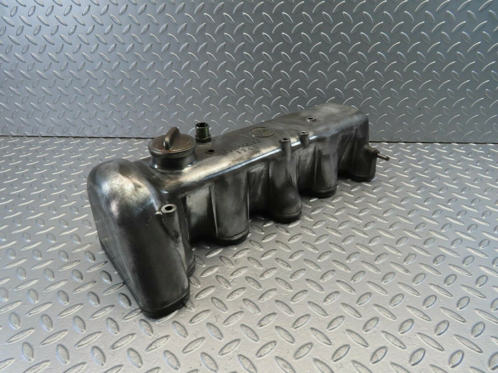 10949 Mercedes-Benz W115 220D Cylinder Head Valve Cover 6150160205