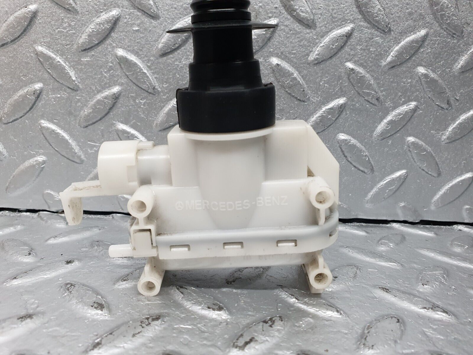 41010 Mercedes-Benz W126 300SE Front Left Door Lock Vacuum Actuator