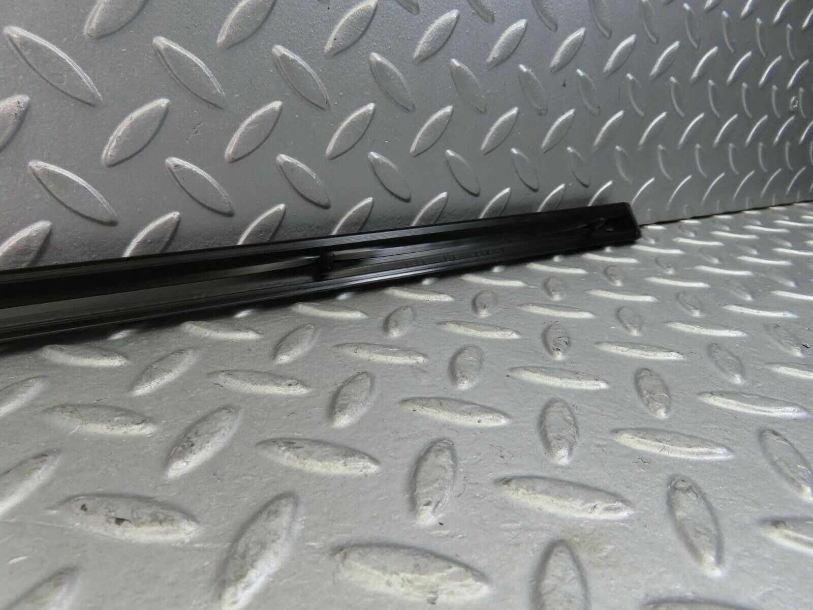 10255 Mercedes-Benz W123 Front Left Door Centre Moulding Trim