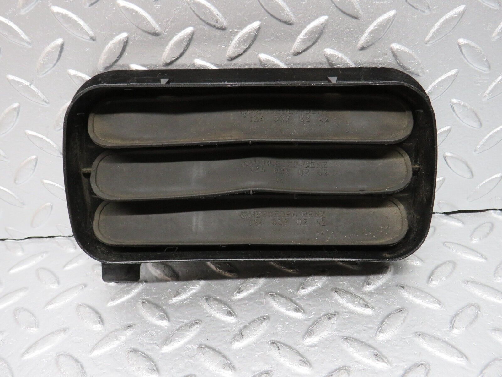 31390 Mercedes-Benz S124 220TE Wagon Air Intake Vent 1248370230 1248370242