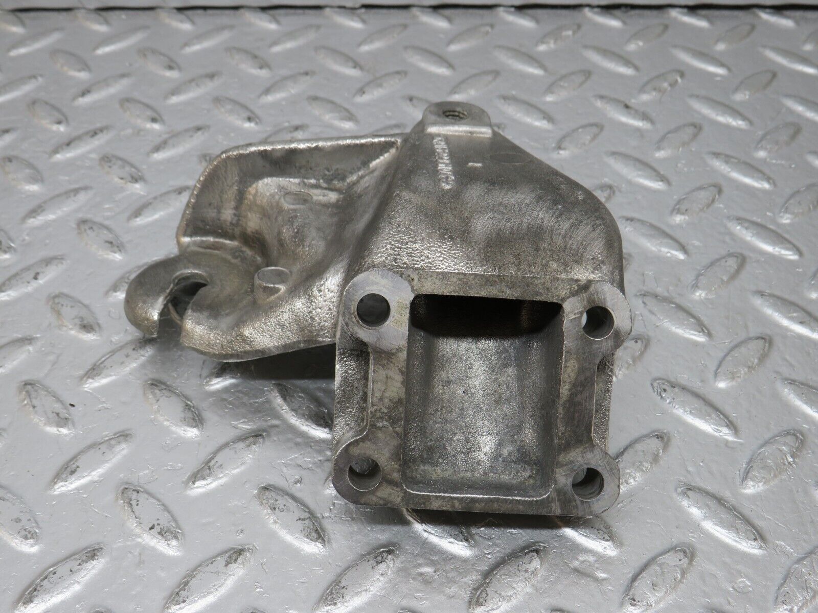 34506 Mercedes-Benz C126 380SEC Engine Mount Bracket Right Side 1162235104