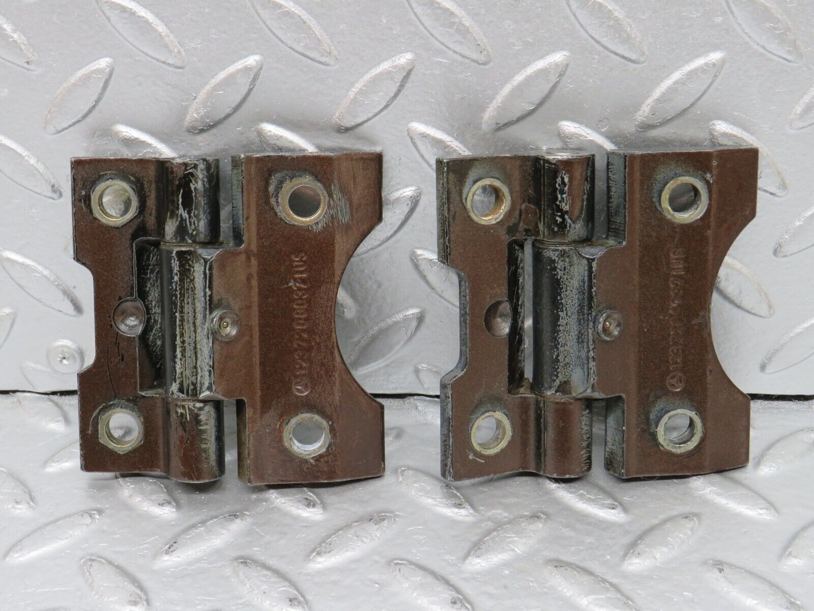 34320 Mercedes-Benz C126 380SEC Coupe Door Hinge Pair 1237200037