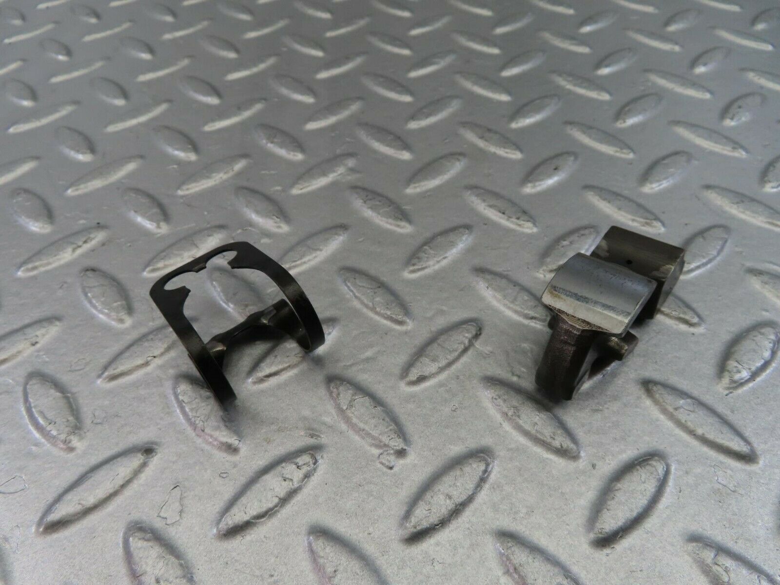 9861 Mercedes-Benz C123 280CE Coupe Valve Rocker Arm With Retaining Spring