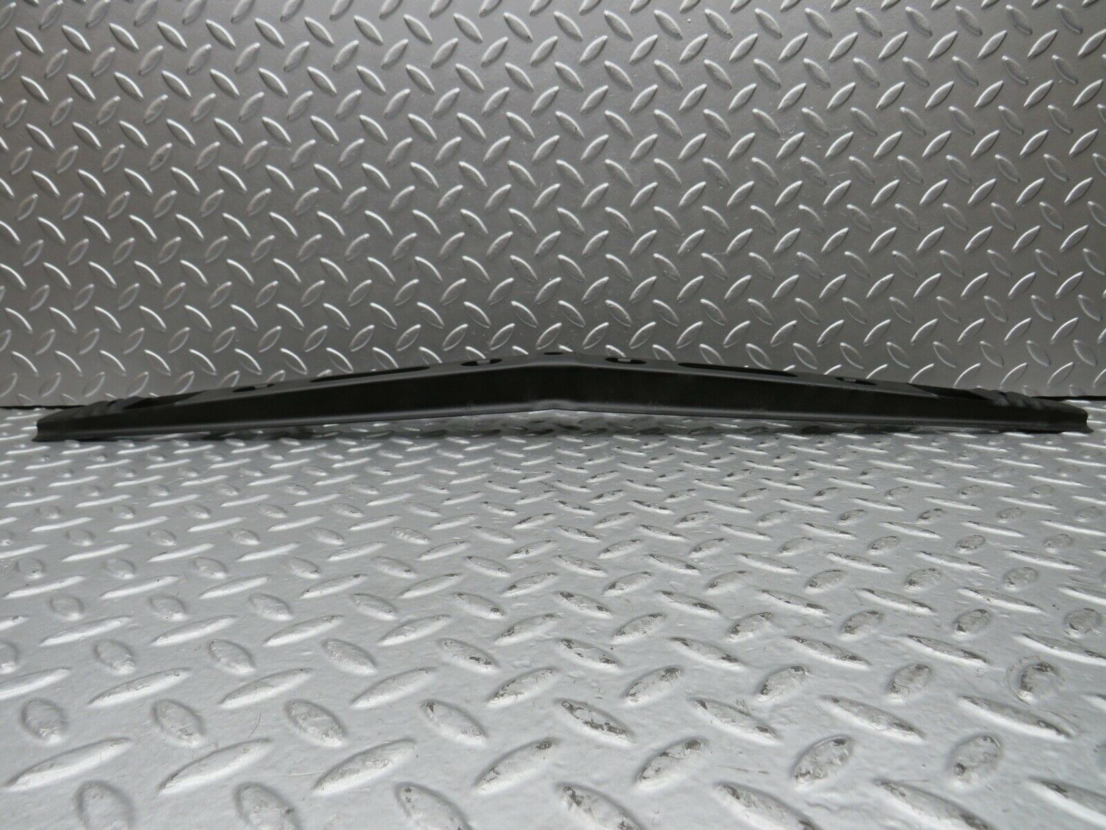 21872 Mercedes-Benz W123 Front Bumper Centre Bracket