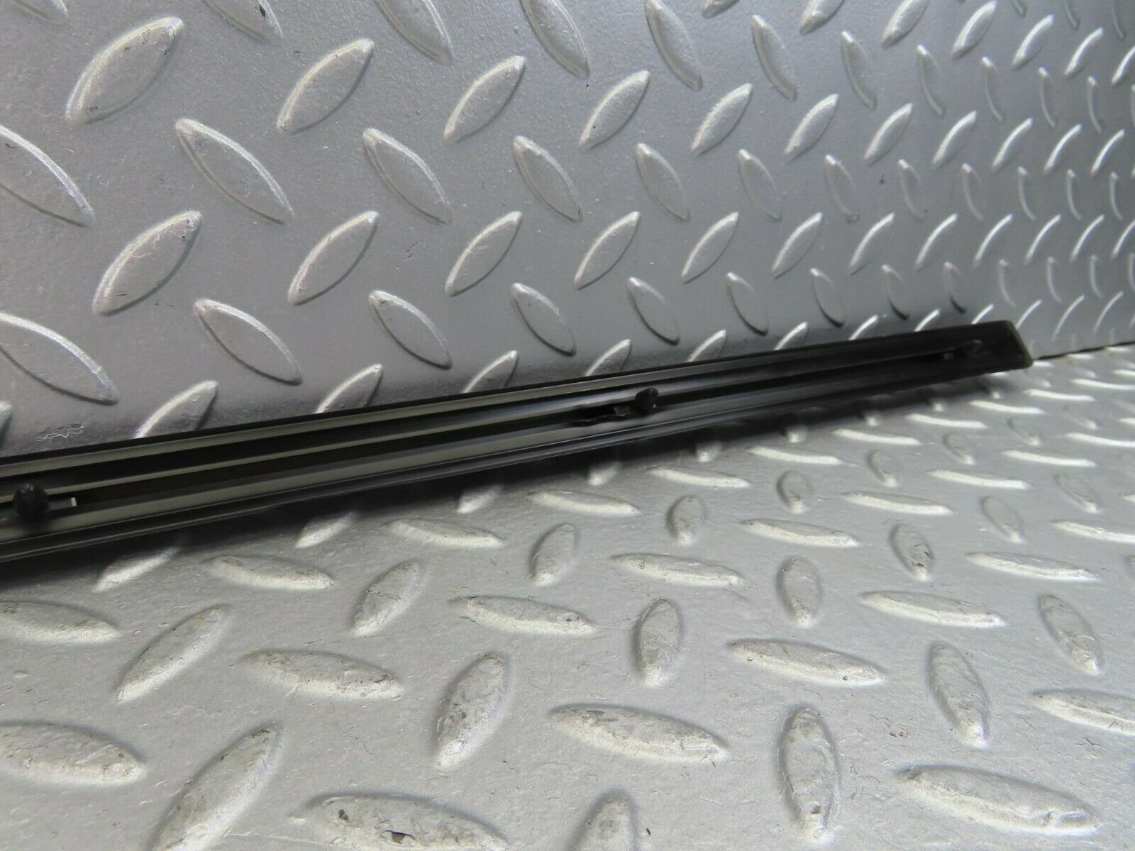 10267 Mercedes-Benz W123 Front Left Fender Wing Centre Moulding Trim