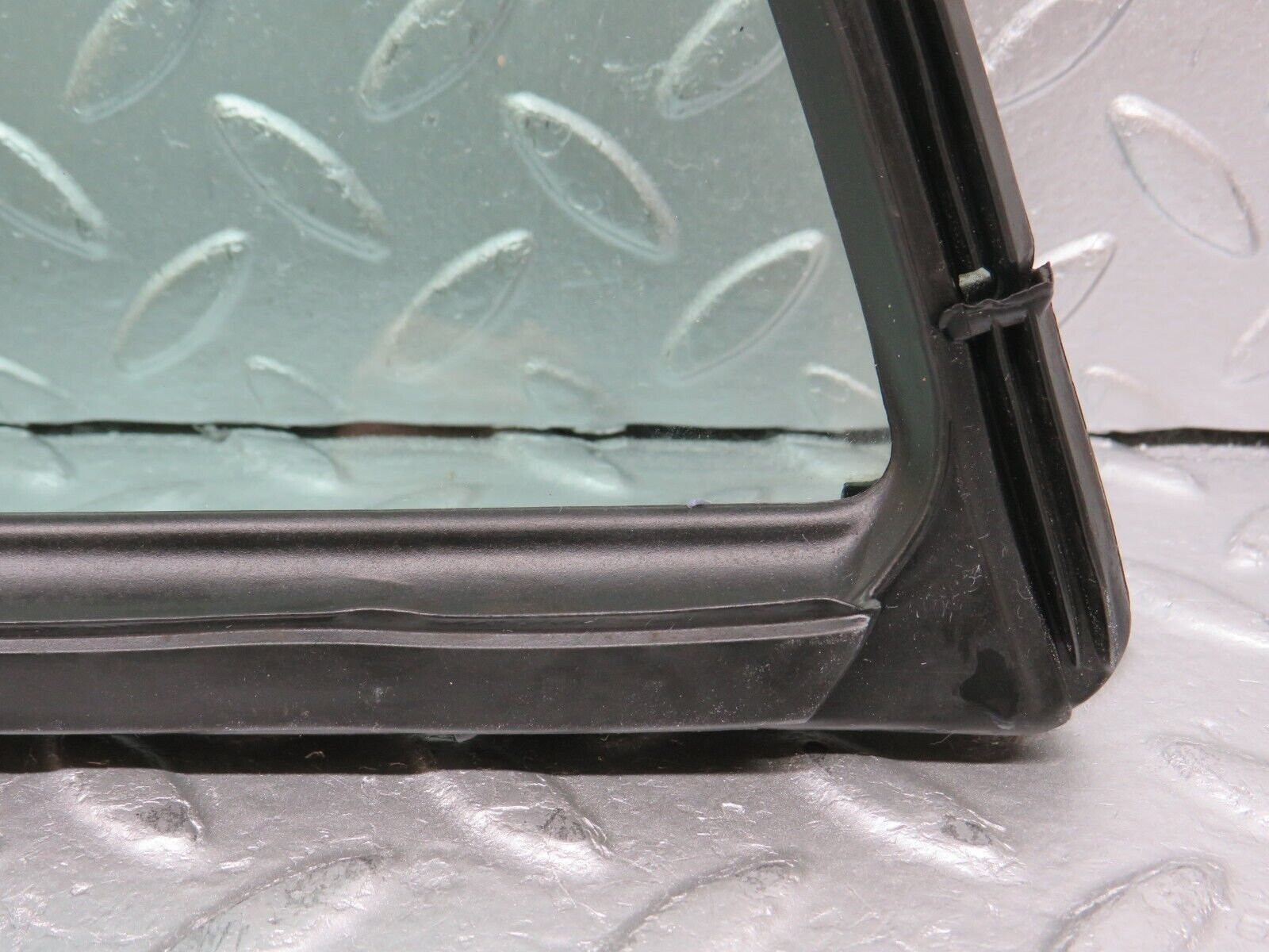 33139 Mercedes-Benz S124 Rear Left Door Quarter Window Glass 1247350824