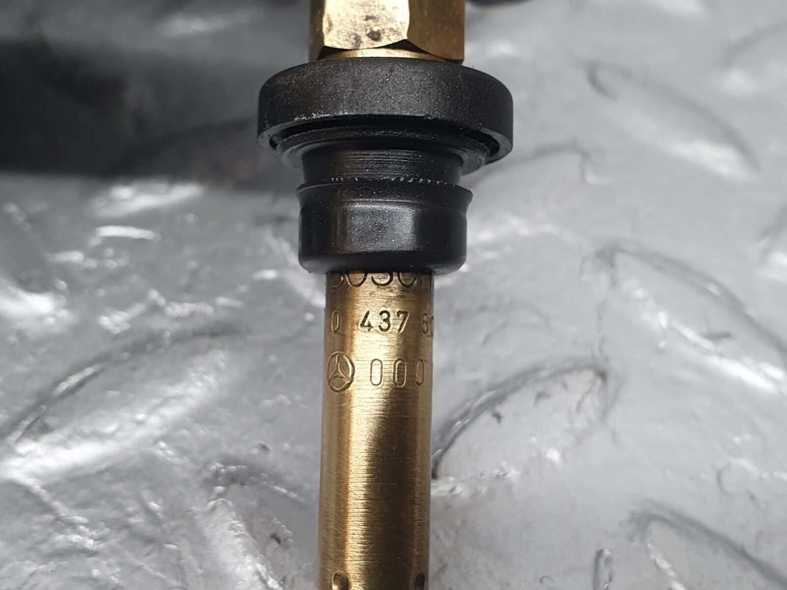 41036 Mercedes-Benz W126 300SE Fuel Injector Bosch 0000785623 0437502047