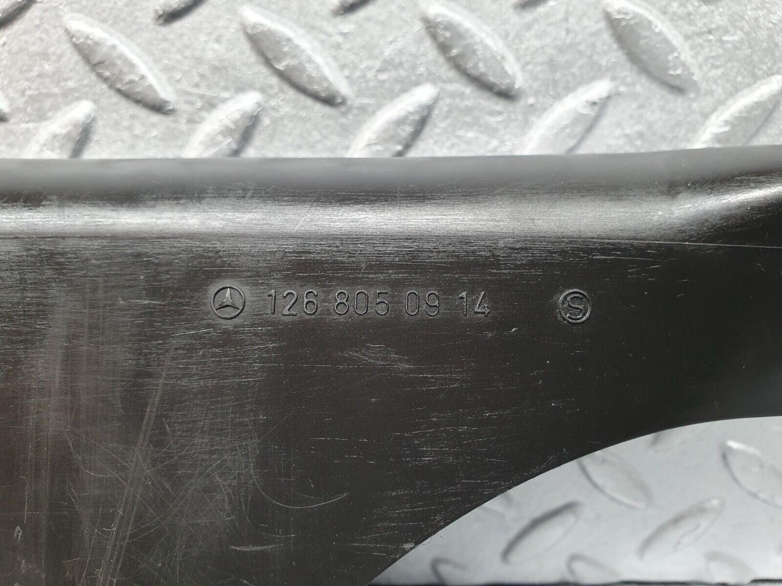 40951 Mercedes-Benz W126 300SE Vacuum Pump Housing Cover 1268050914