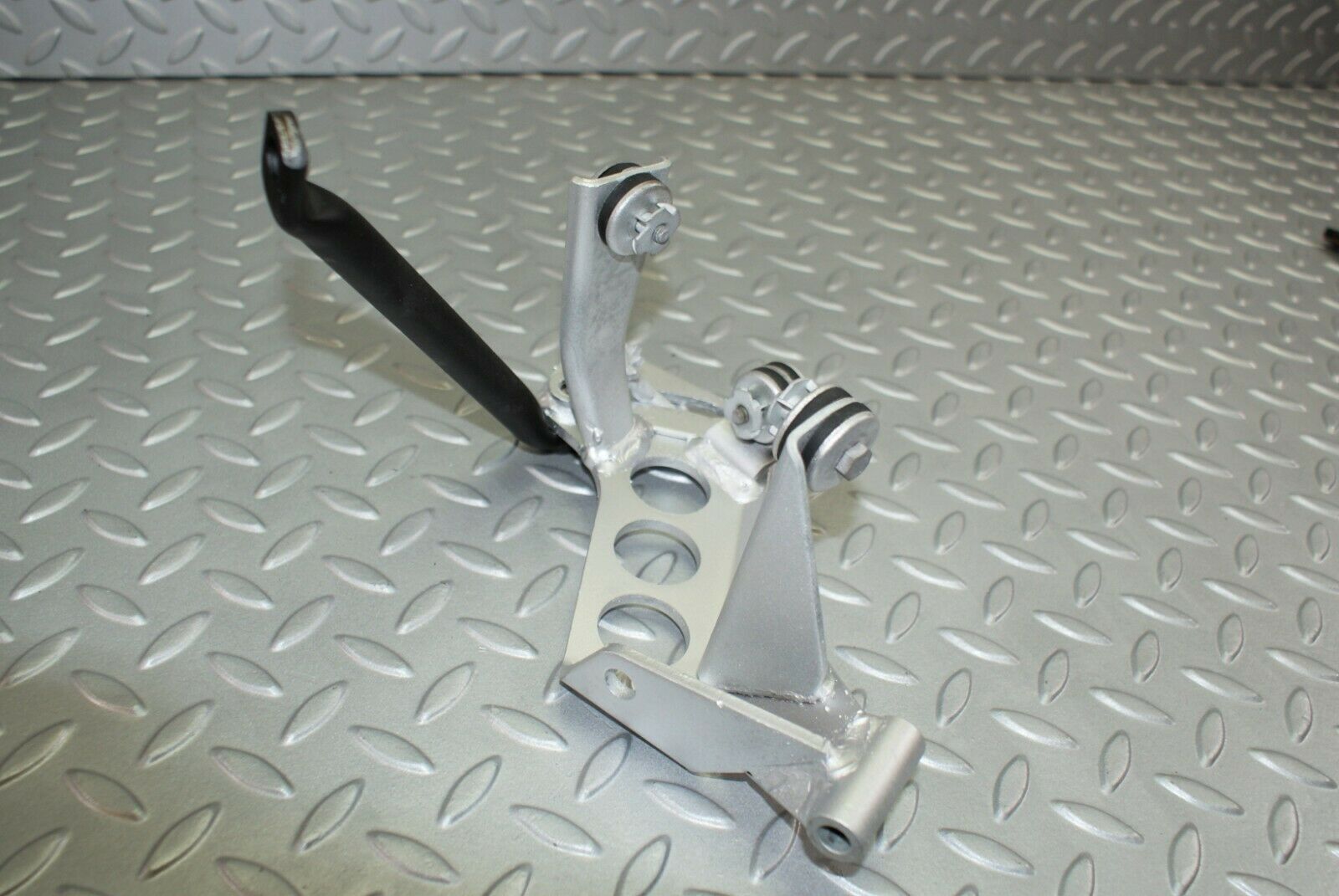 2999 Mercedes-Benz C123 280CE Coupe Power Steering Pump Holder Bracket