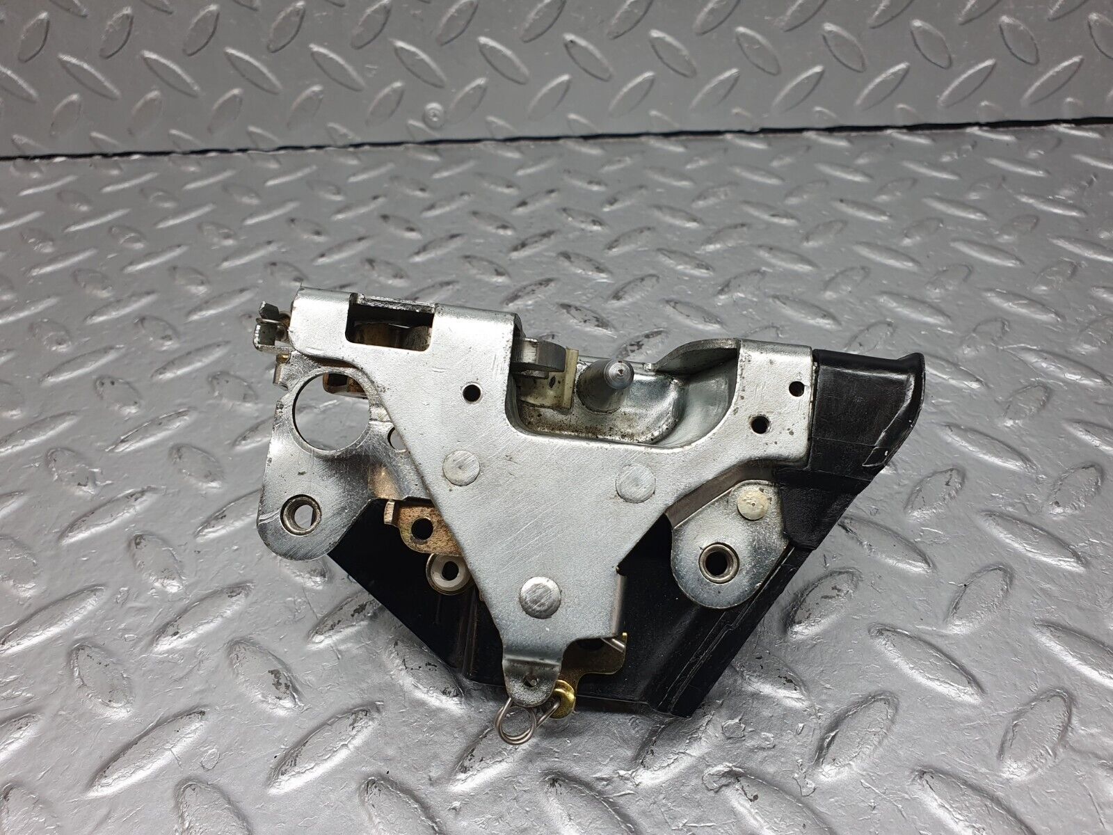 41106 Mercedes-Benz W126 300SE Rear Left Door Lock Mechanism 1237330108