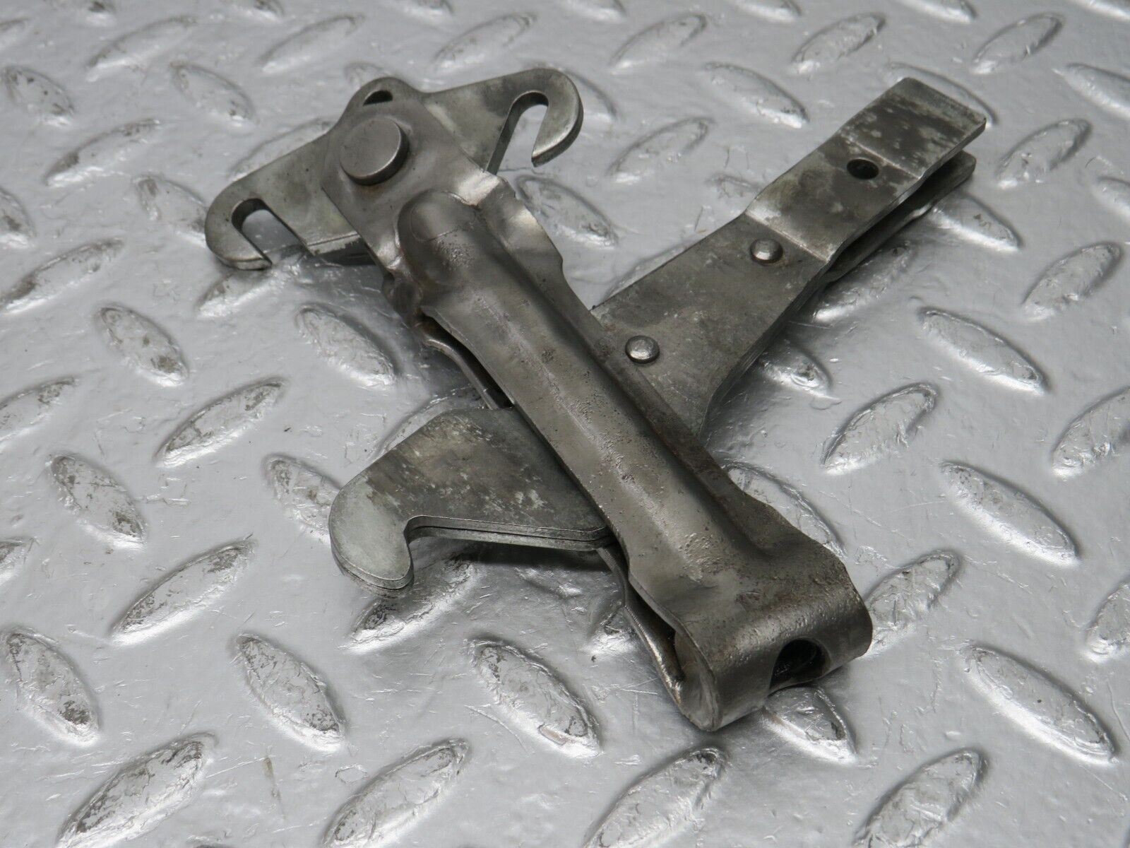 31156 Mercedes-Benz W123 200D Handbrake Adjusting Handbrake Regulator