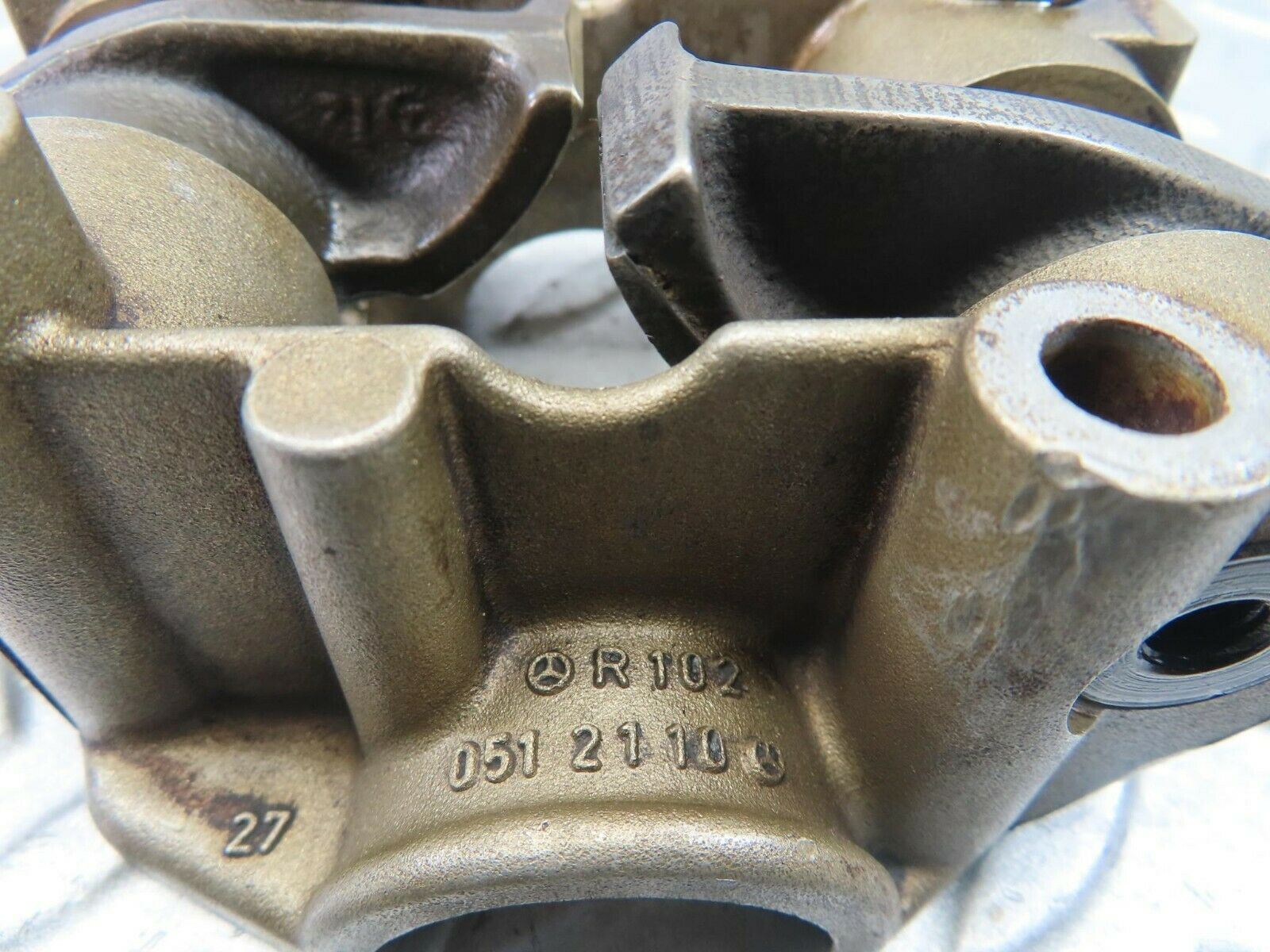 8576 Mercedes-Benz S123 Rocker Arms Camshaft Bearing Block 1020512110