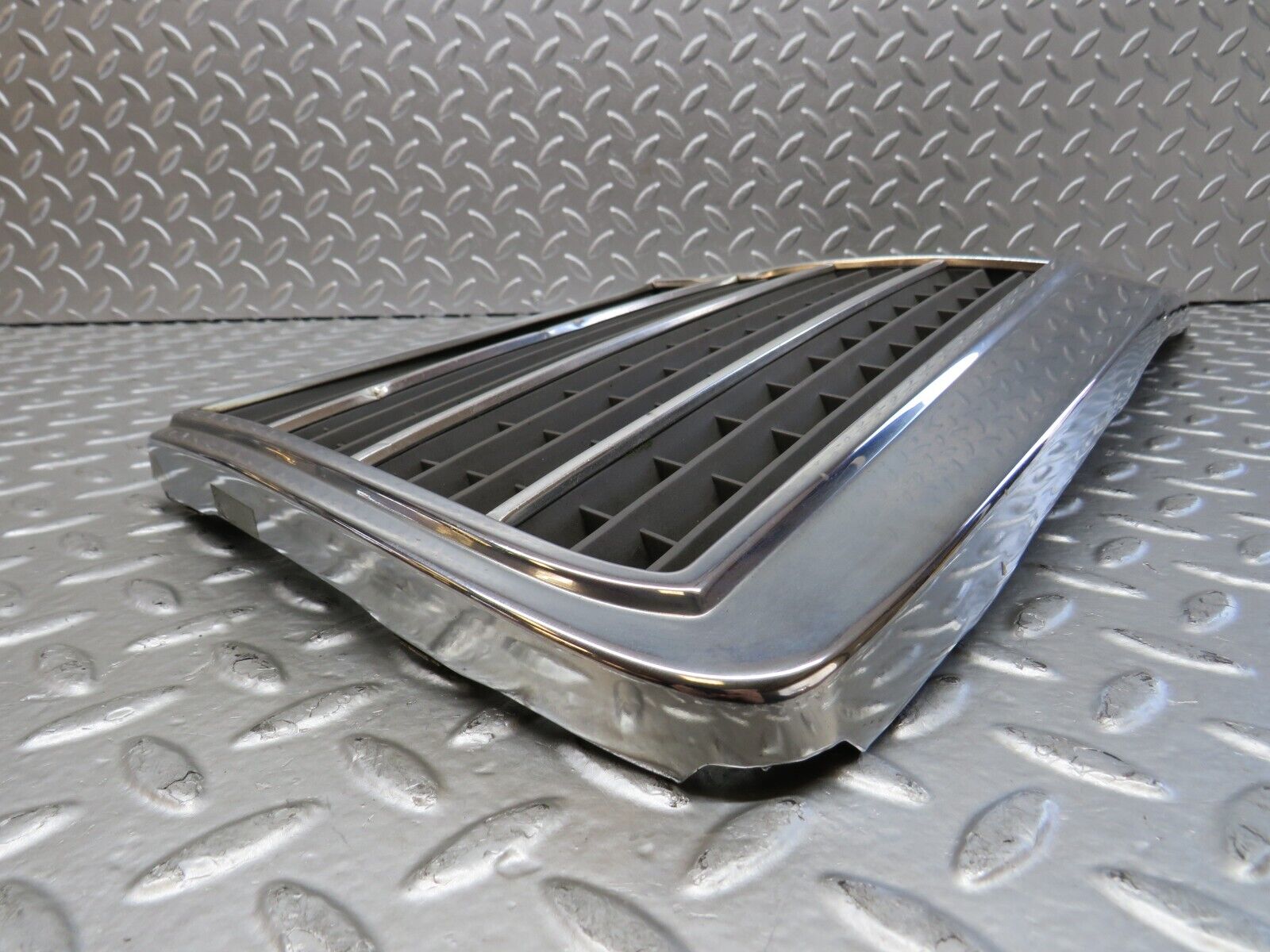 27769 Mercedes-Benz S124 300TE Wagon Bonnet Grill Chrome 1248880323