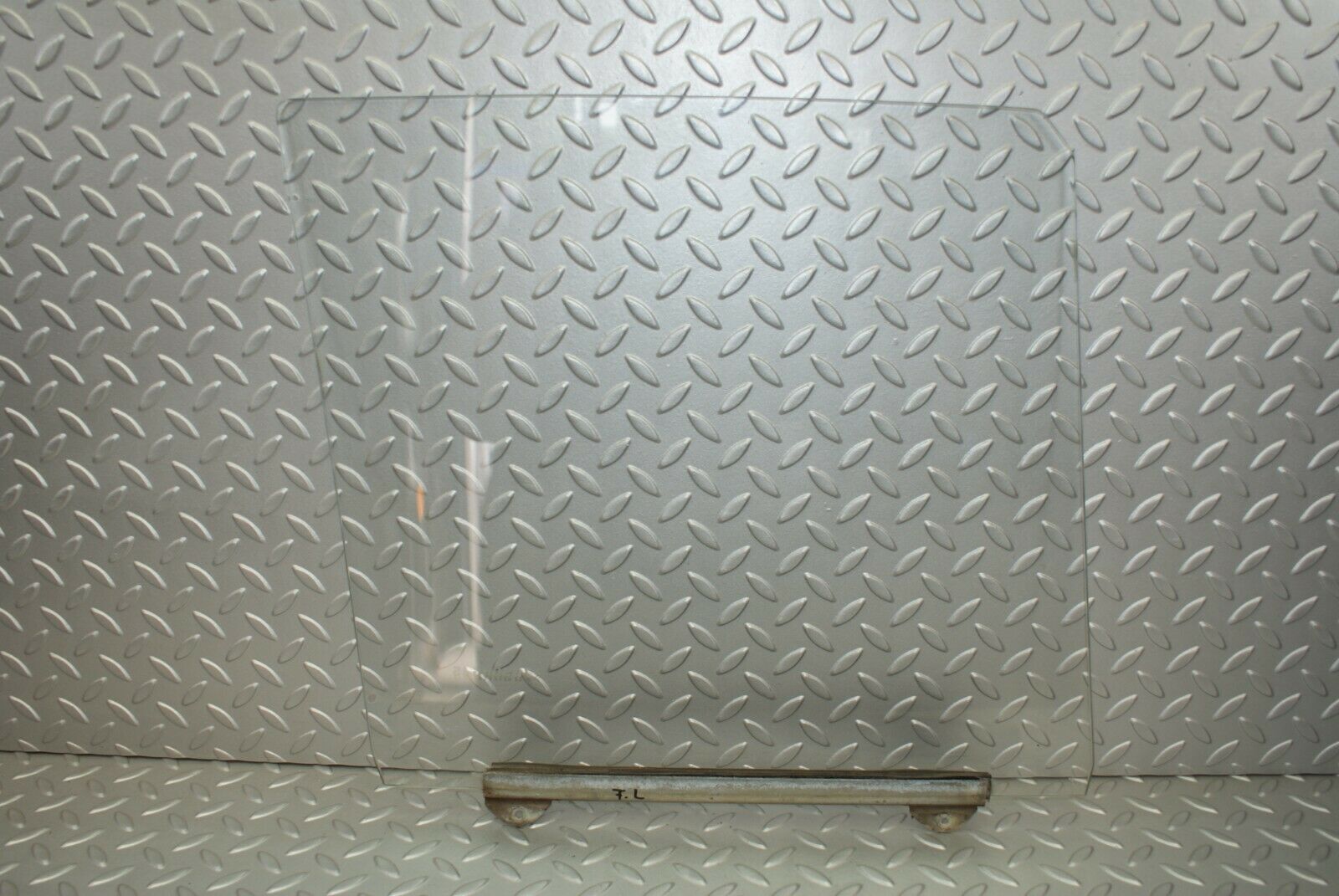 3095 Mercedes-Benz W115 220D Front Left Door Window Glass