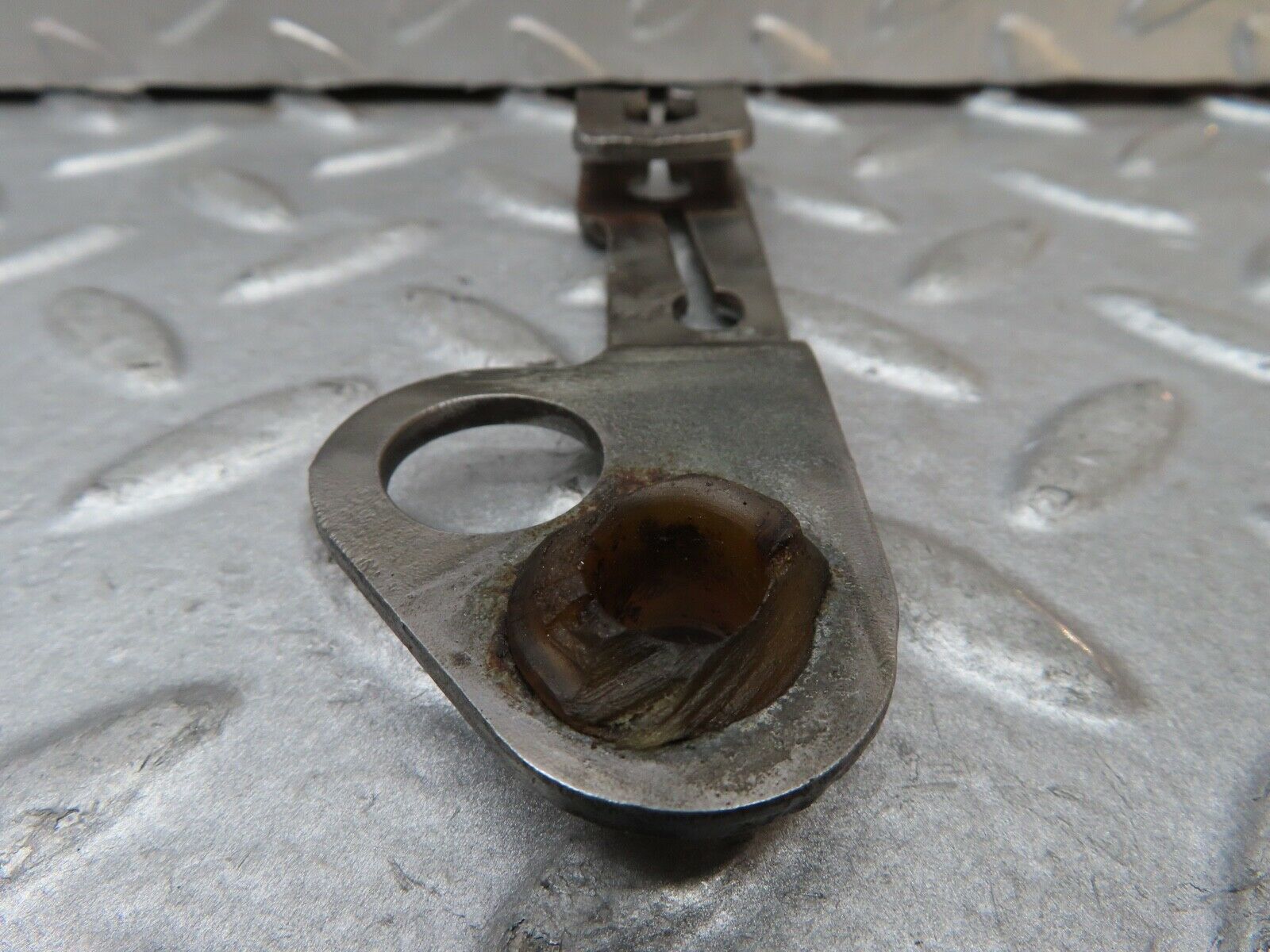 17499 Mercedes-Benz C123 280CE Coupe Gearbox Linkage Bracket