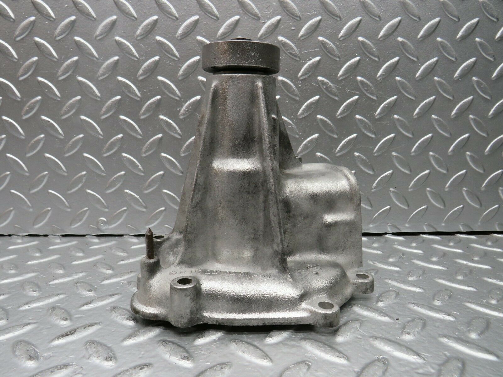 22679 Mercedes-Benz C107 450SLC Coupe Water Pump 1172010201