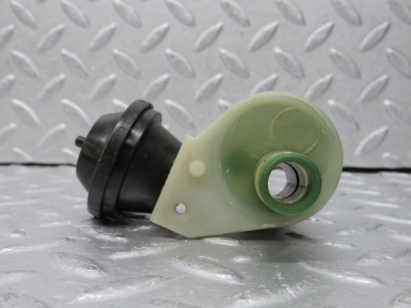 38798 Mercedes-Benz W201 190E 2.6L Heater Control Valve