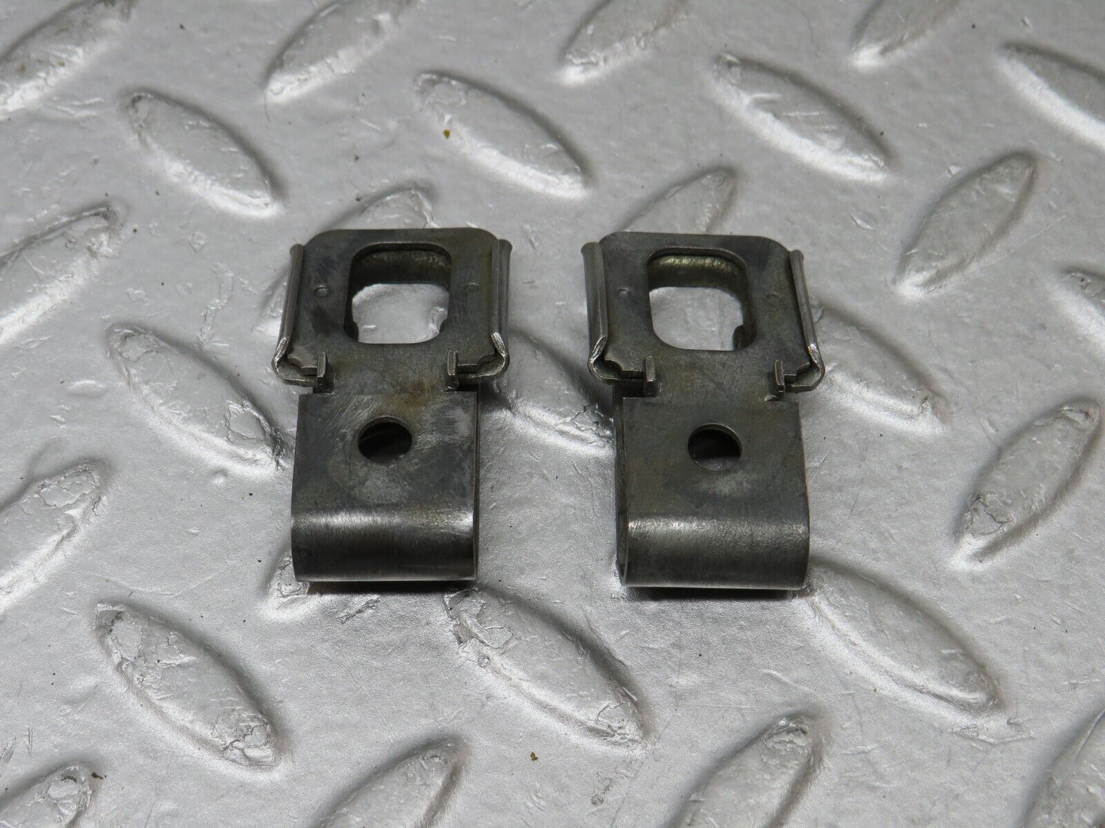 36242 Mercedes-Benz W126 420SE Fuel Injector Bracket 2x