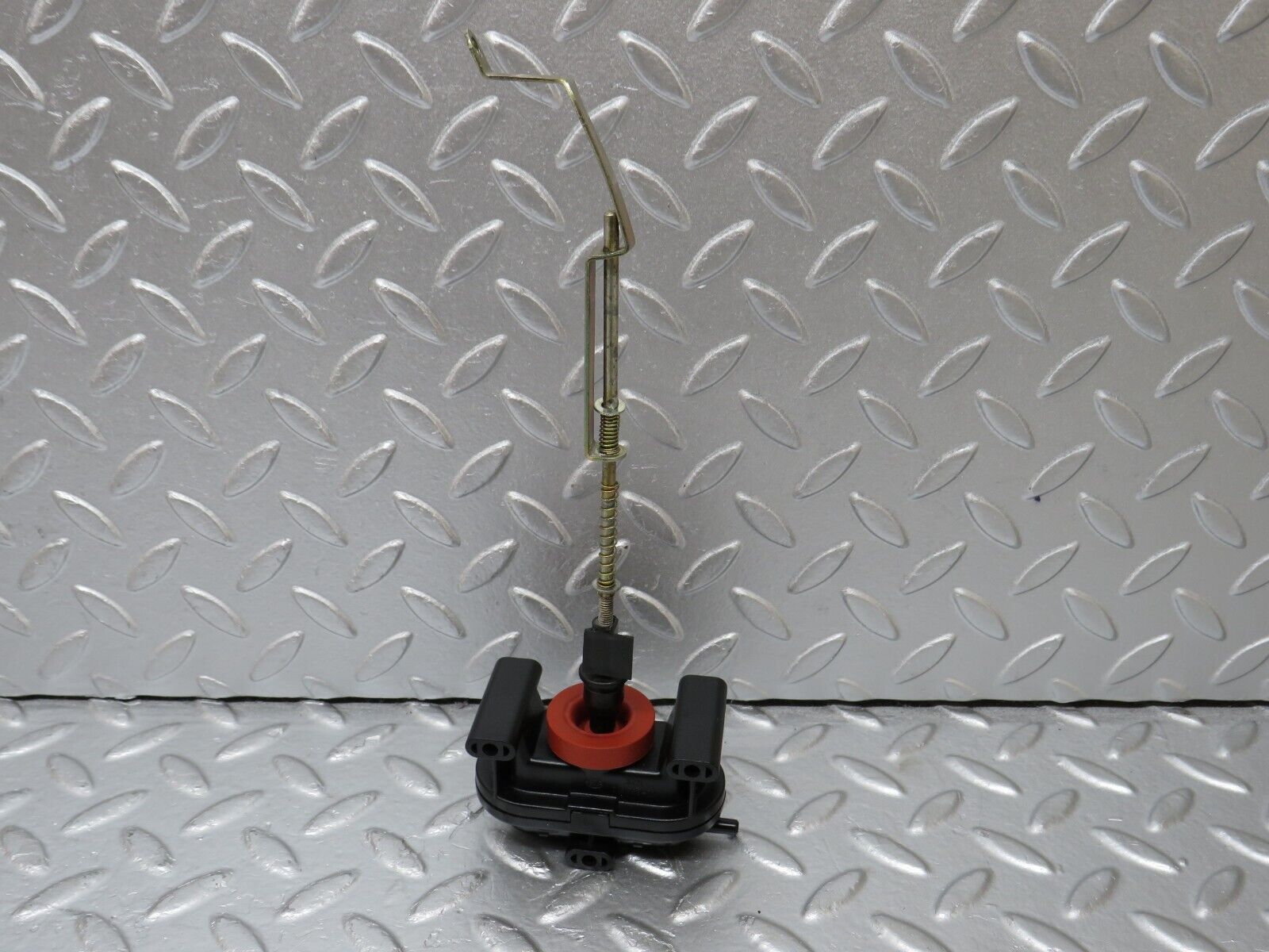 34333 Mercedes-Benz C126 380SEC Coupe Trunk Lock Vacuum Actuator