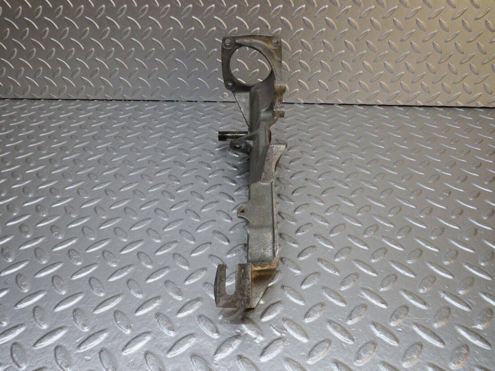 32263 Mercedes-Benz C107 350SLC Coupe Coupe Brake Pedal Bracket 1072940901