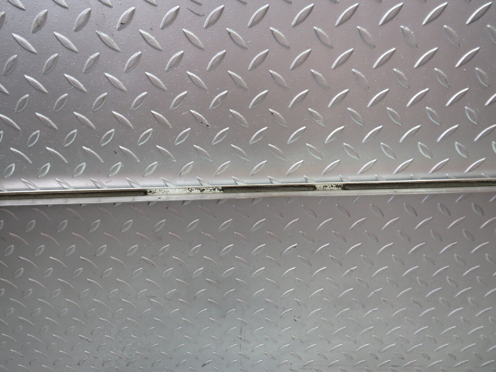 36325 Mercedes-Benz W126 420SE Roof Chrome Trim Left Side