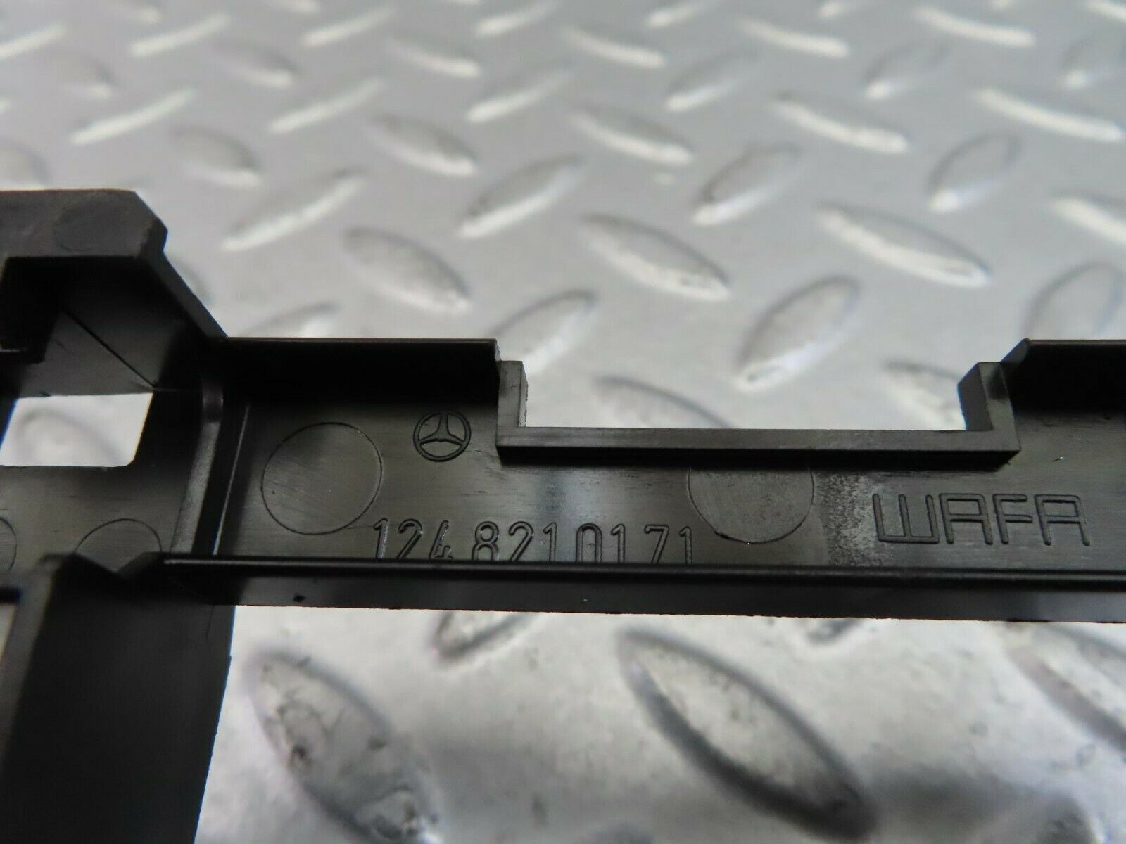 9420 Mercedes-Benz C124 300CE Coupe Centre Console Switch Frame 1248210171