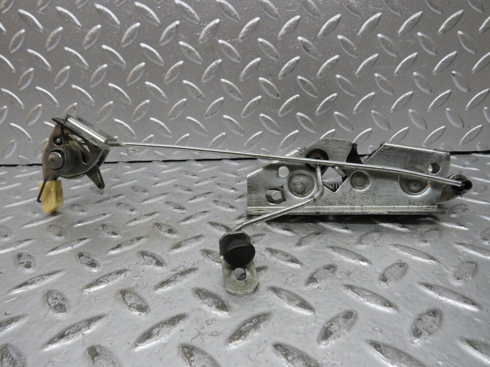 27836 Mercedes-Benz S124 300TE Wagon Rear Left Seat Bench Locking Mechanism