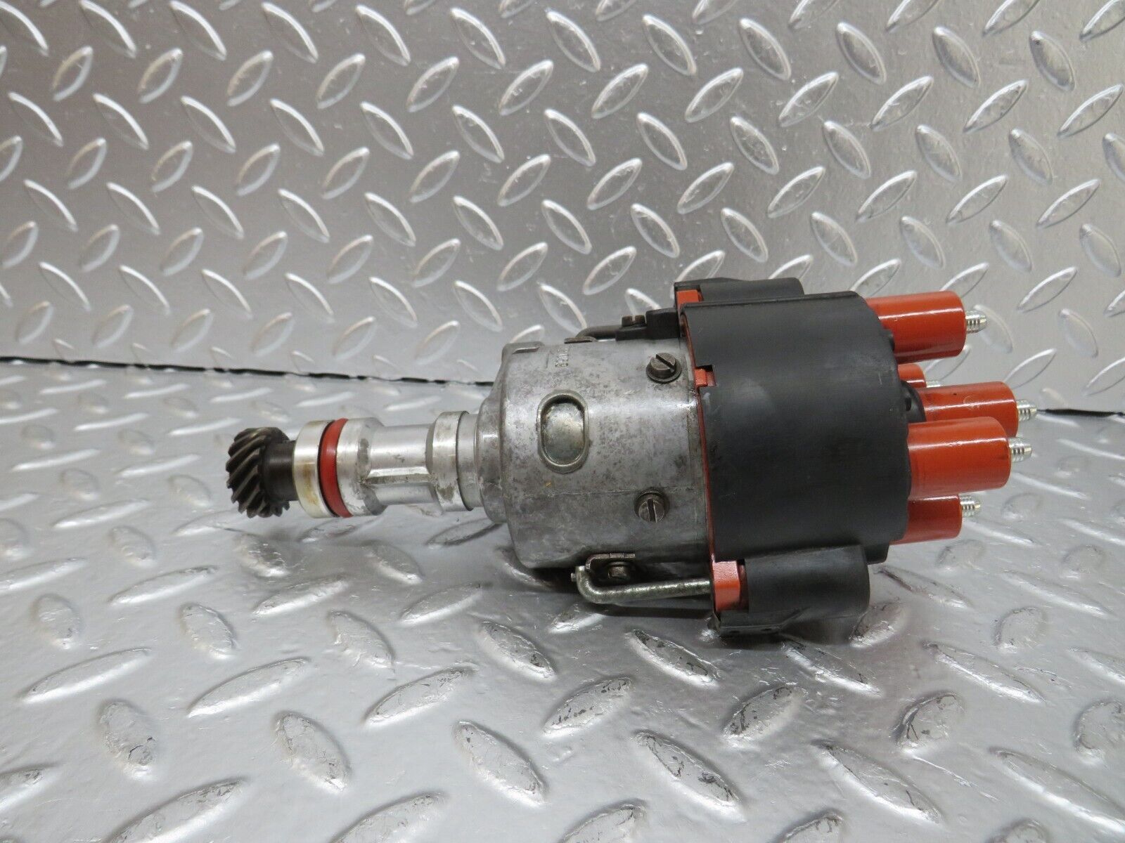 29375 Mercedes-Benz W124 230E Ignition Distributor Bosch 0031583101 0237002105