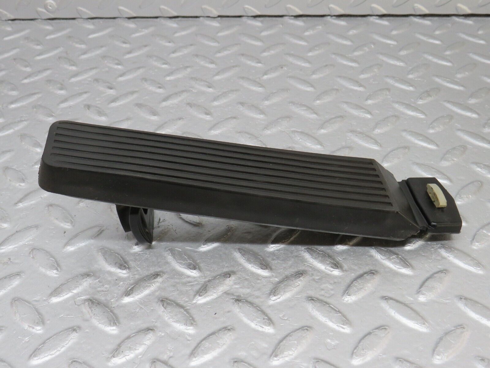 36568 Mercedes-Benz W201 190E 2.0L Accelerator Pedal & Rubber 1263000504 1233010082