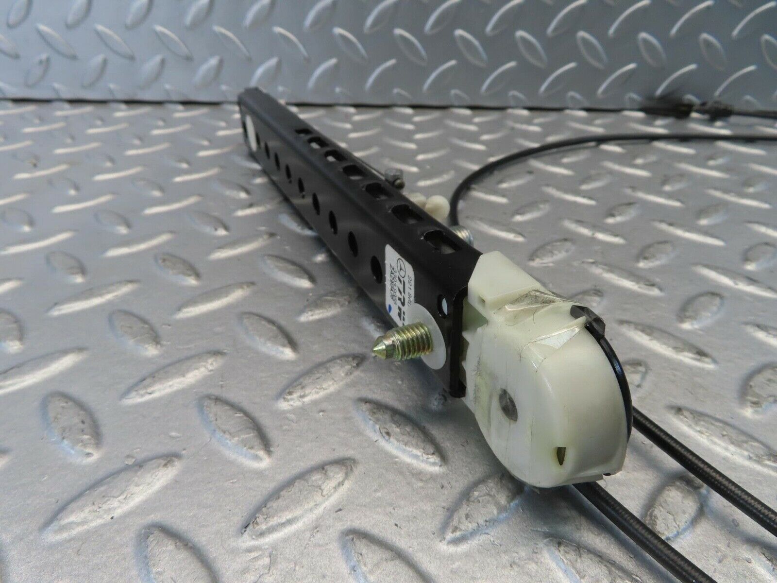 11222 Mercedes-Benz W221 S320 Front Right Seat Belt Adjuster Cable 2218600288