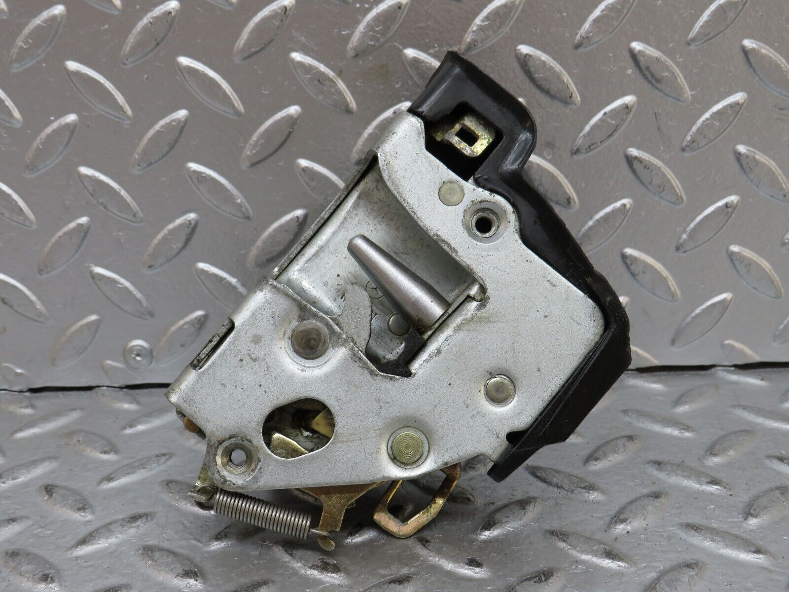 28288 Mercedes-Benz S123 240D Wagon Front Right Door Lock Mechanism 1237330208