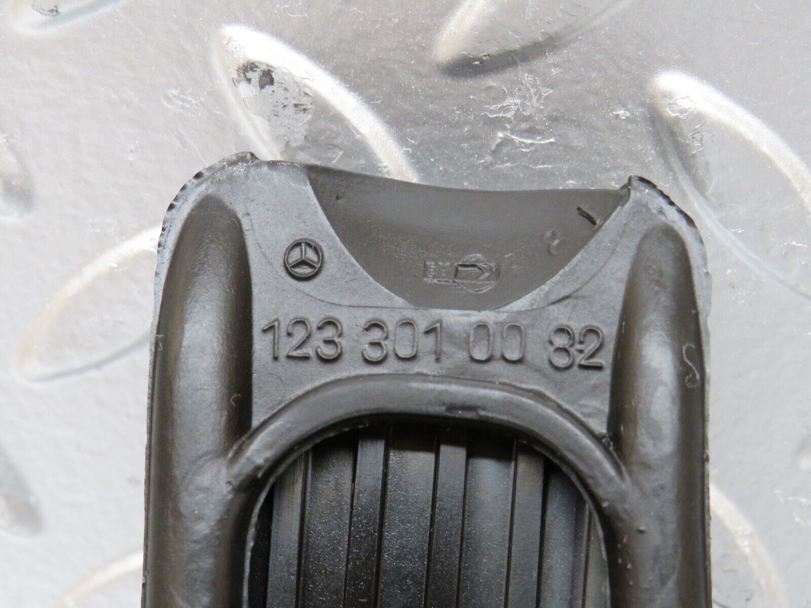 25806 Mercedes-Benz W124 280E Accelerator Pedal With Rubber 1233010082