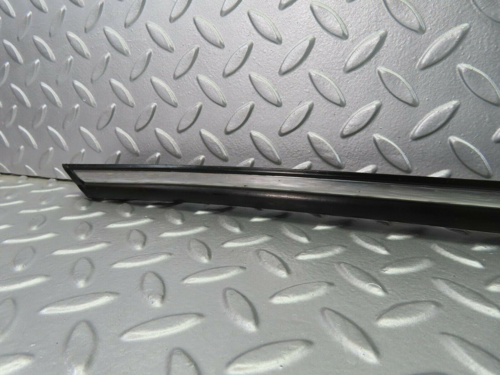 10291 Mercedes-Benz W116 Front Left Door Centre Moulding Trim