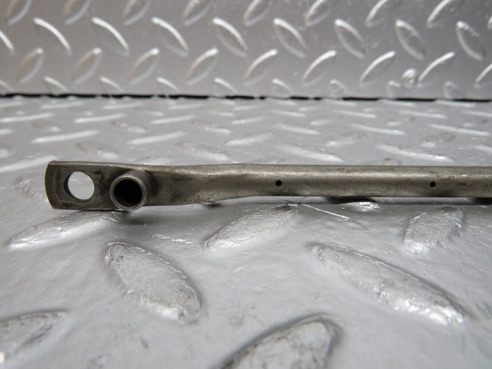 31076 Mercedes-Benz W123 200D Camshaft Oil Tube