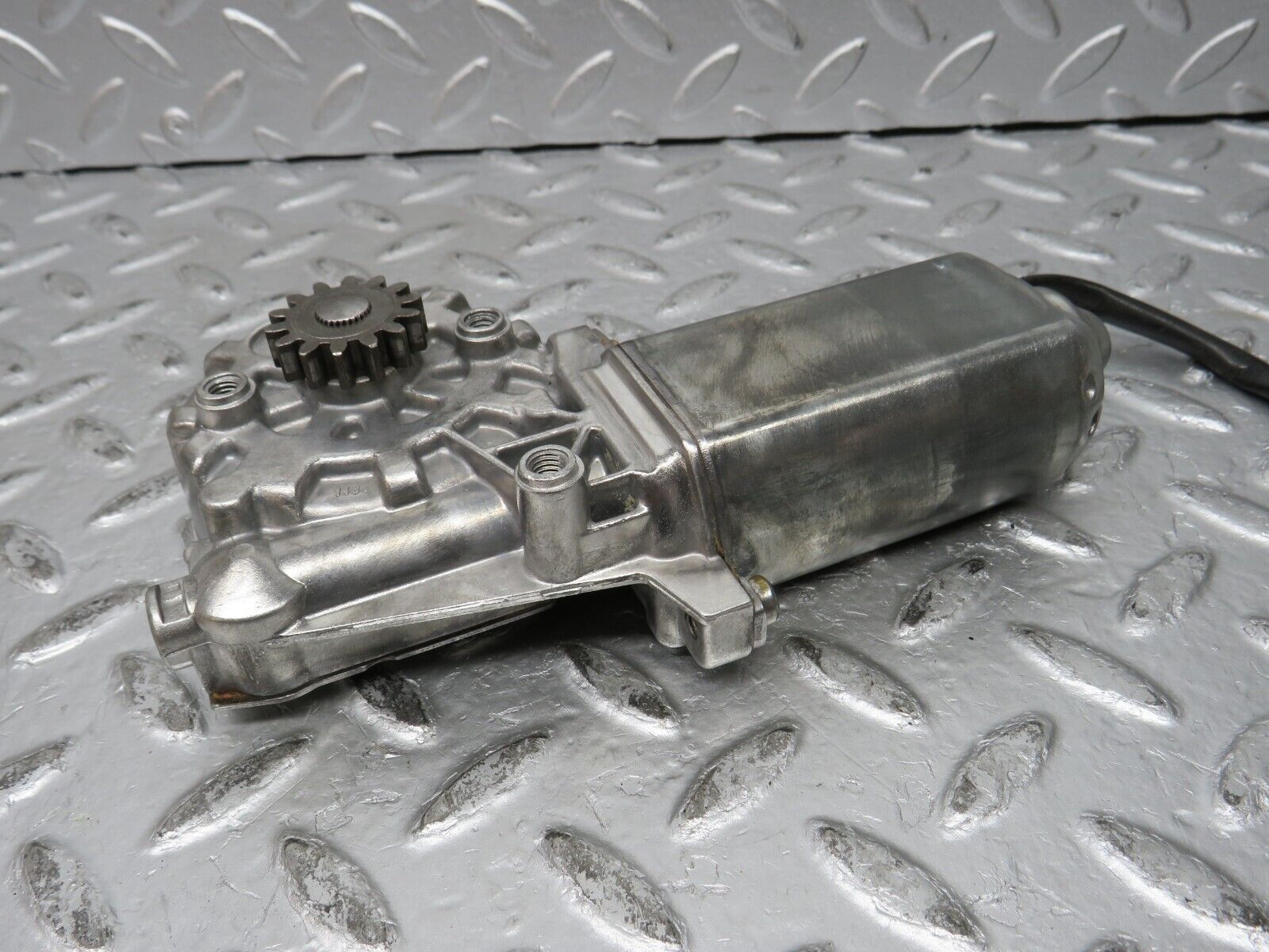 32027 Mercedes-Benz W123 230E Front Left Window Regulator Motor 0130821018