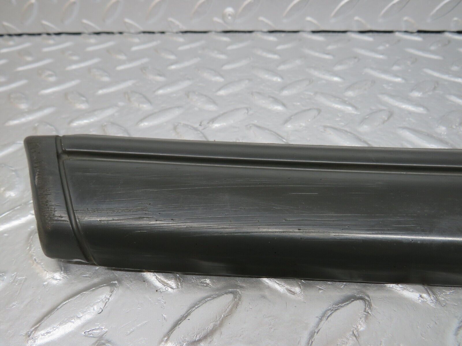 33997 Mercedes-Benz W124 260E Front Left Fender Wing Centre Moulding Trim